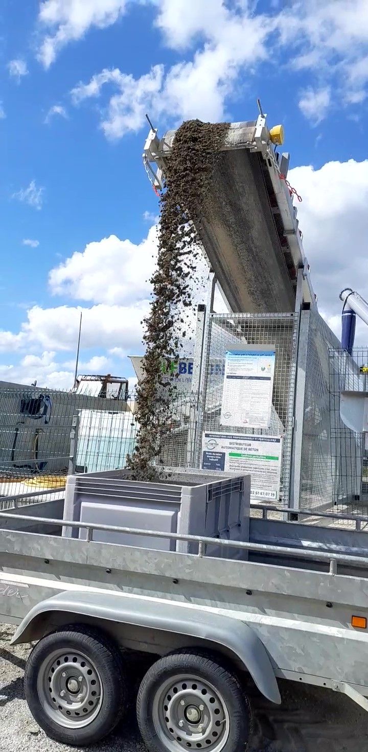 Du béton qui tombe d'un distributeur