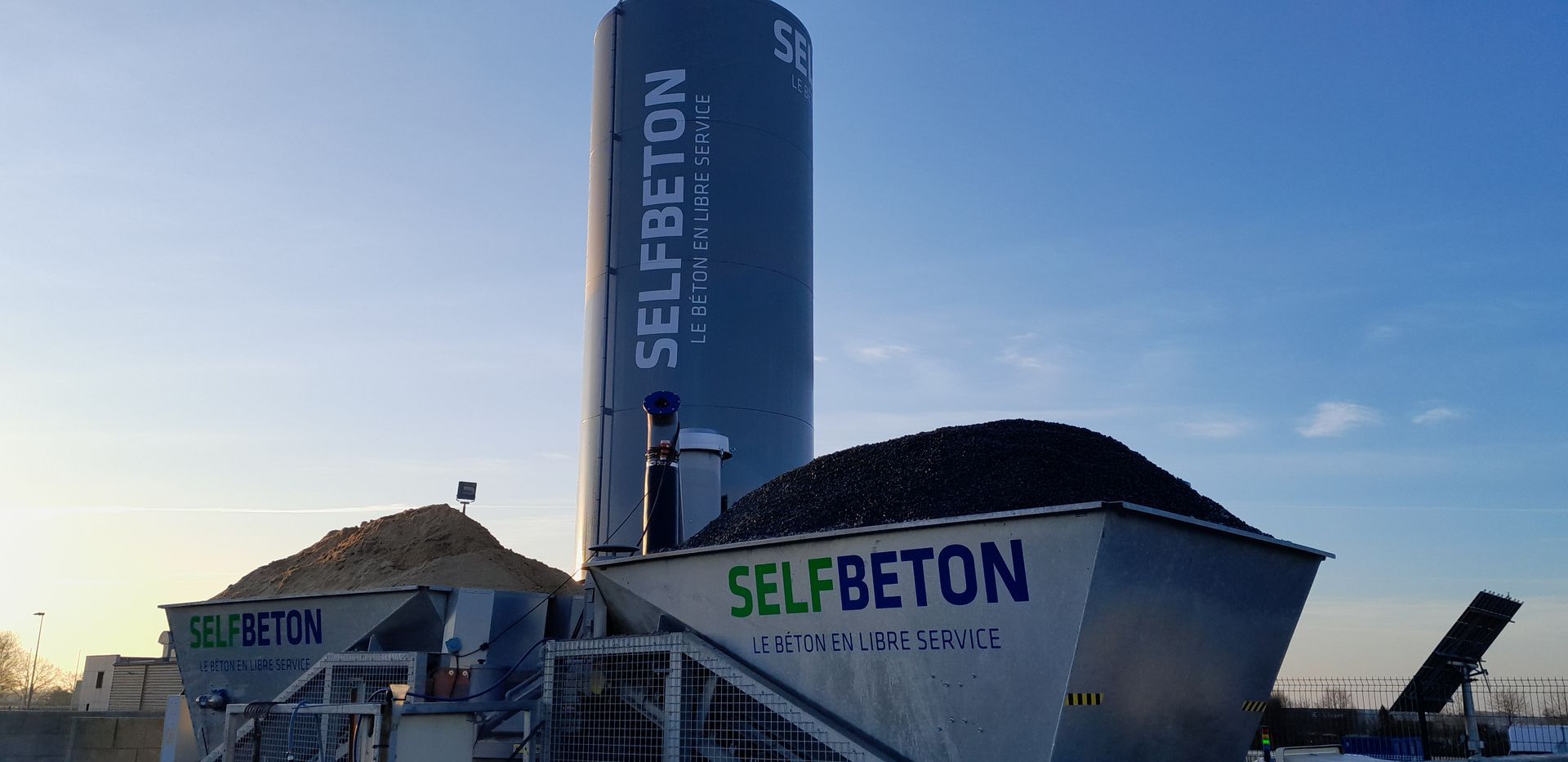 Un distributeur de béton avec un silo et une reserve d'ingrédients