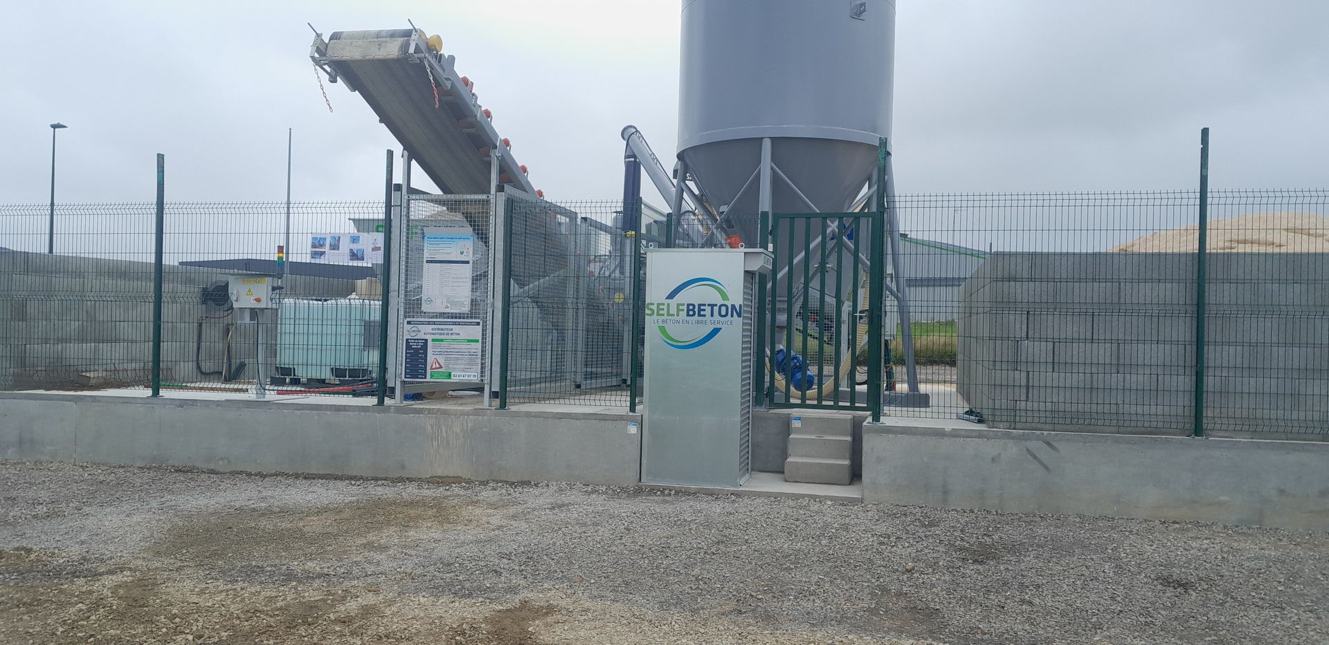 La façade d'une entreprise de distribution de béton