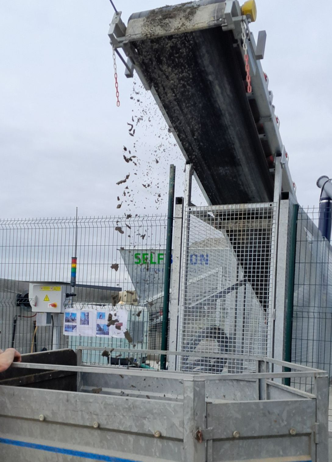 Un distributeur de béton qui coule