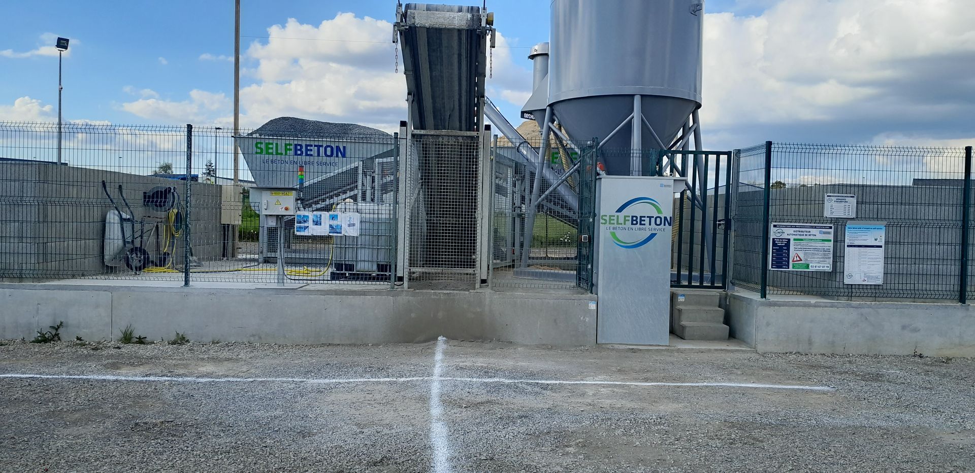 La façade d'un distributeur de béton avec zone de distribution