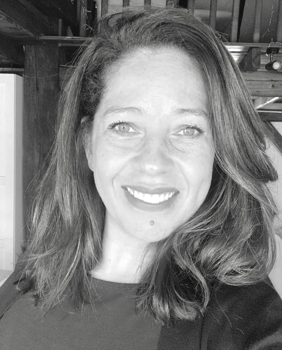 Une femme qui sourit et avec des cheveux longs