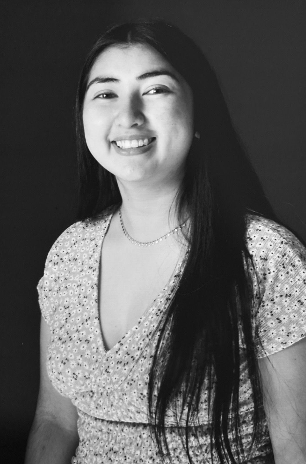 Une femme qui sourit et avec des cheveux longs