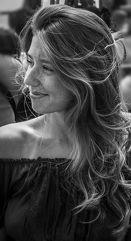 Une femme qui sourit et regarde de profil