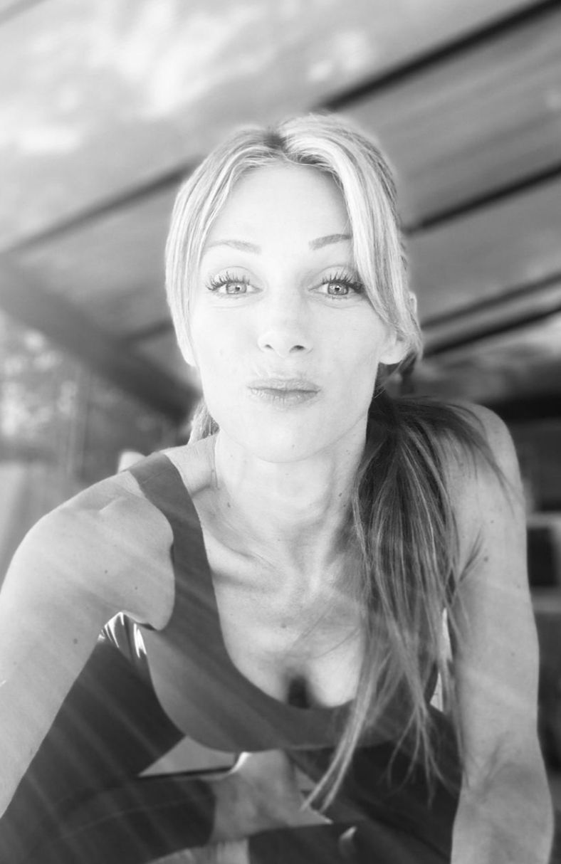 Une femme aux cheveux blonds