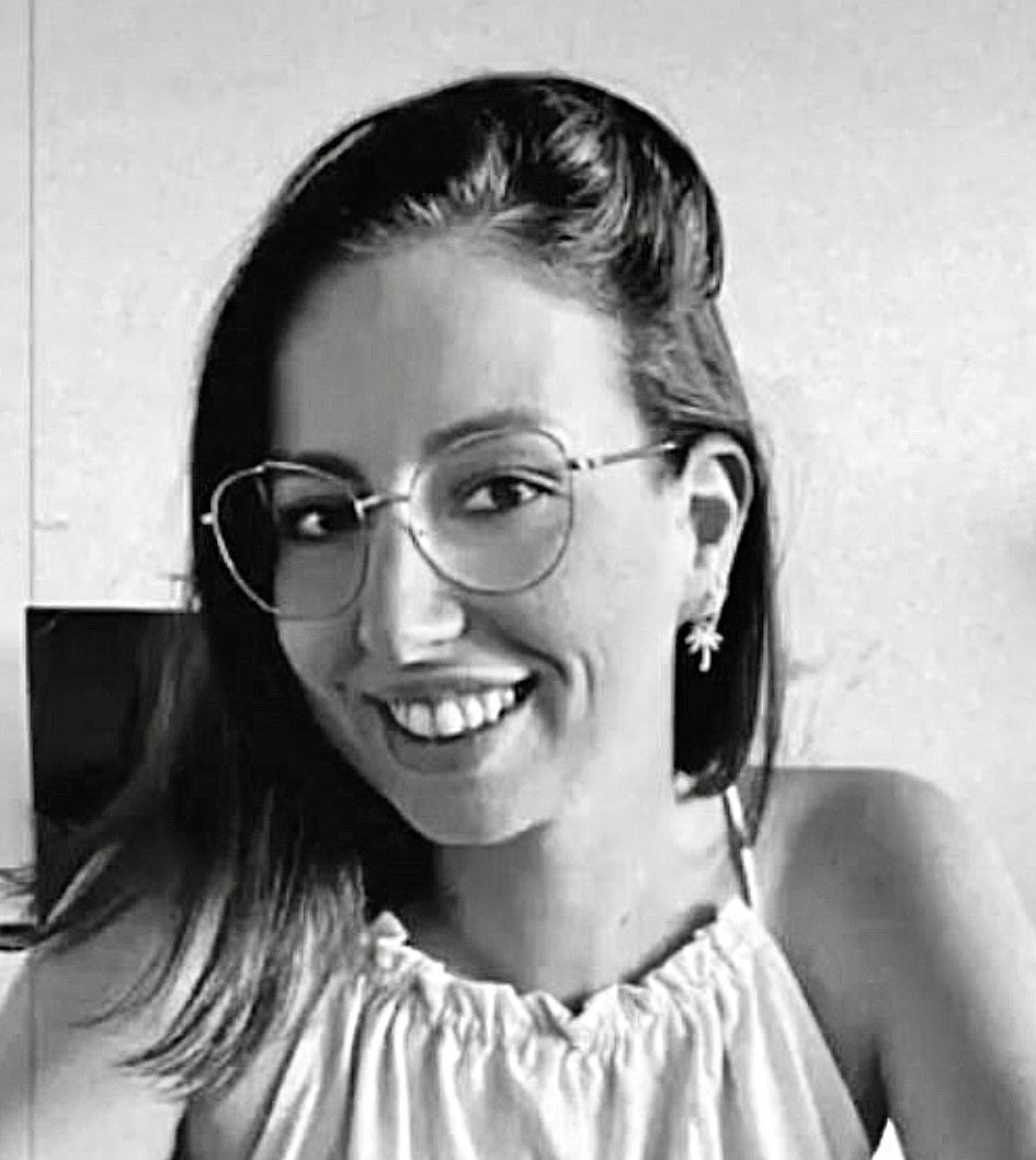 Une femme qui sourit et qui porte des lunettes de vue