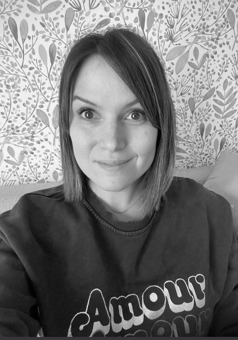 Une femme qui sourit et avec des cheveux courts