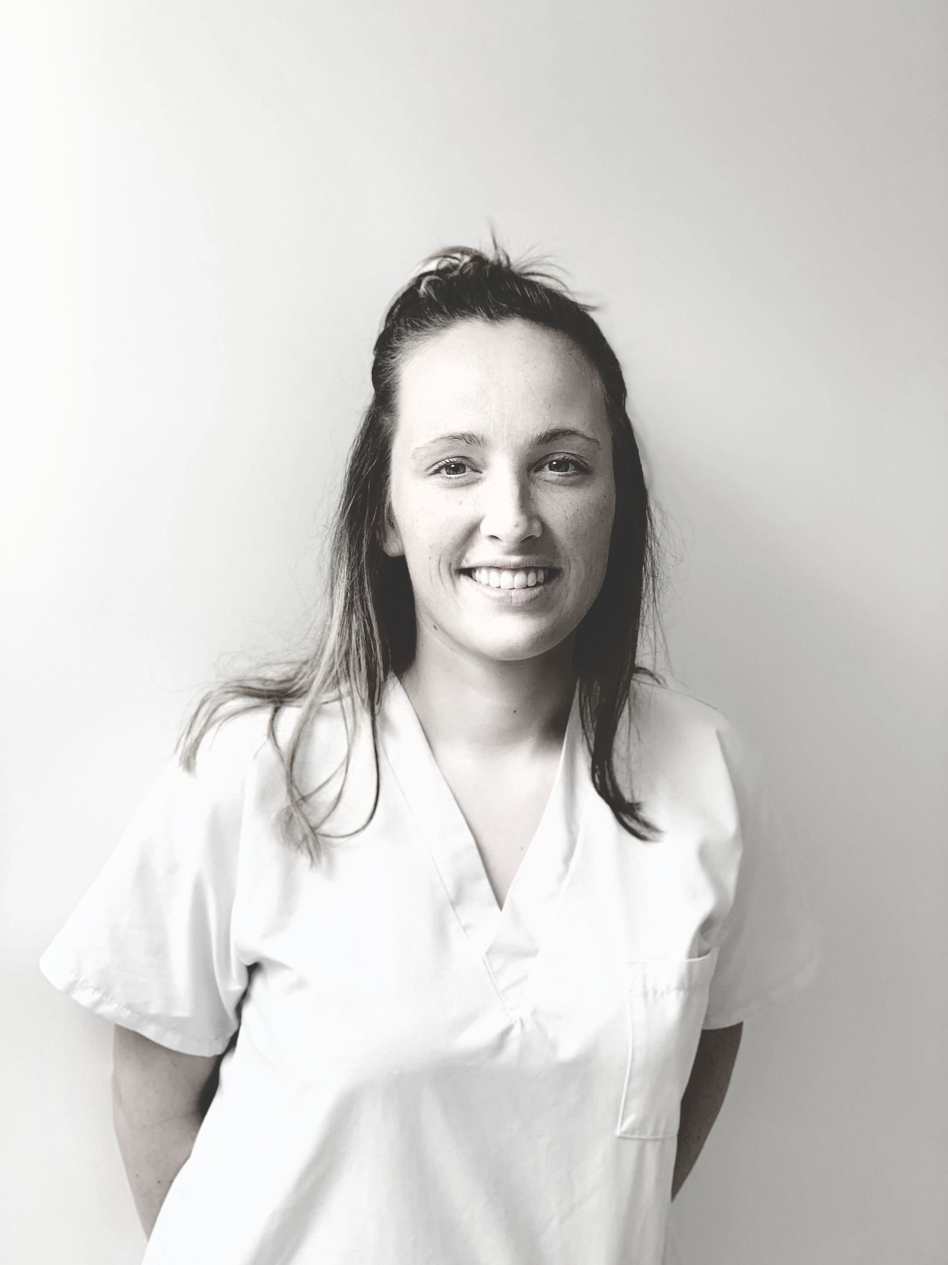 Une femme qui sourit