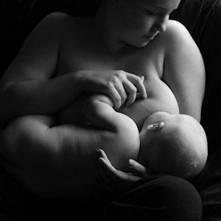 Une femme qui allaite