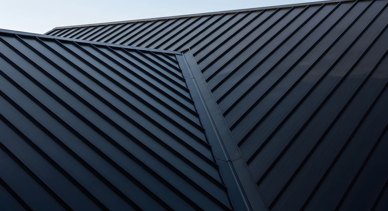 Toiture métallique aux nervures diagonales et à la jointure centrale.