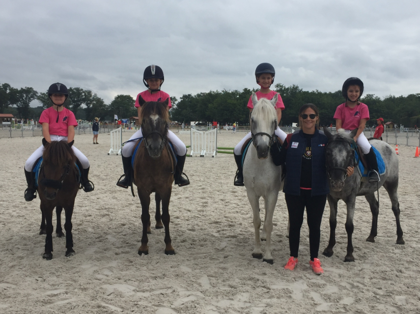 Des cavaliers à poneys