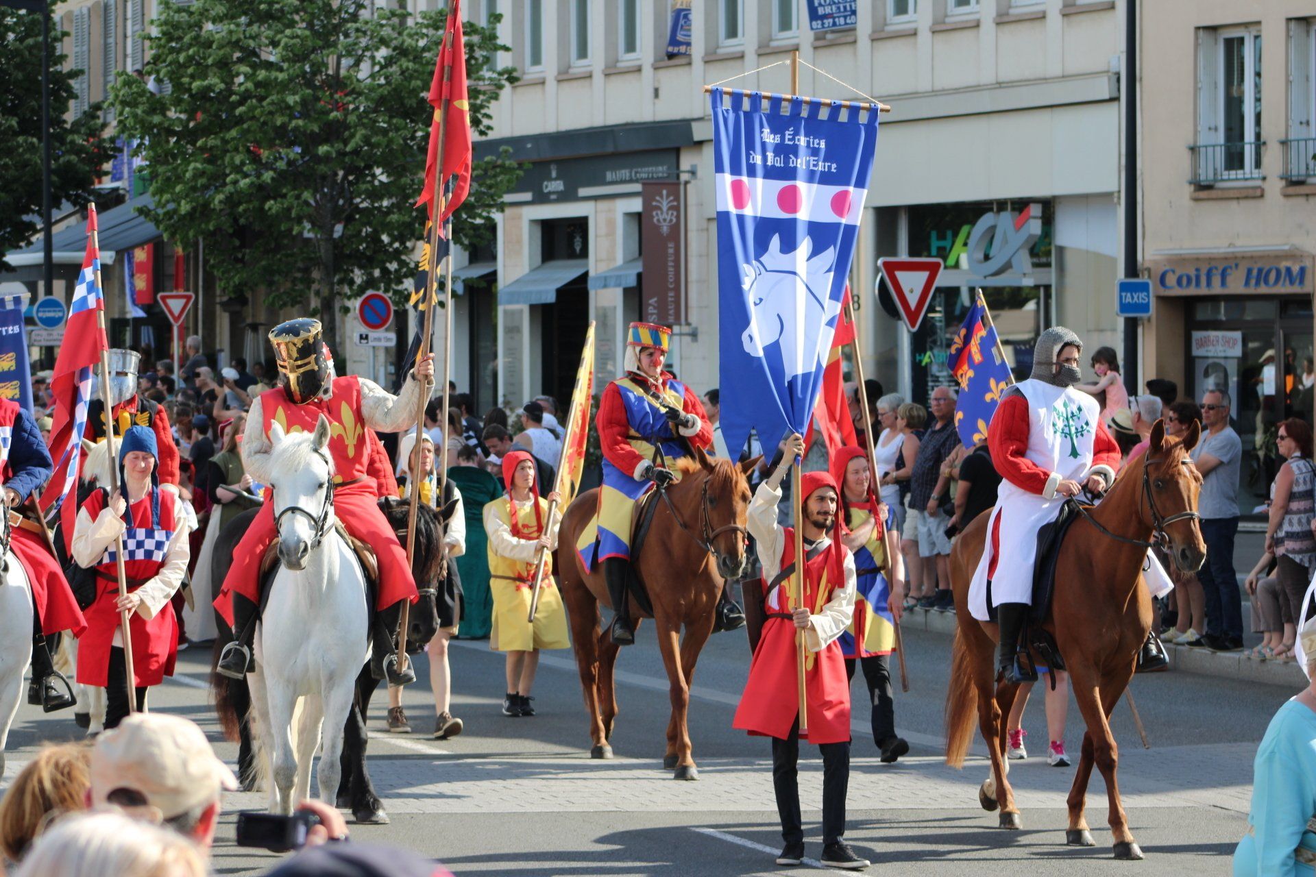 Parade équestre dans les rues de Nogent-sur-Eure