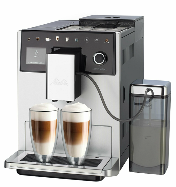 Eine Kaffeemaschine aus Edelstahl mit zwei Tassen Kaffee darauf