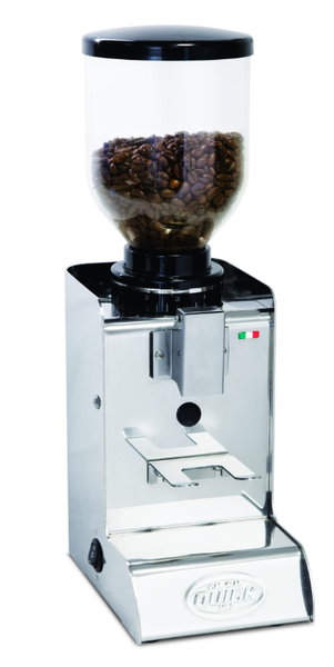 Eine silberne Kaffeemühle mit einem durchsichtigen Behälter gefüllt mit Kaffeebohnen