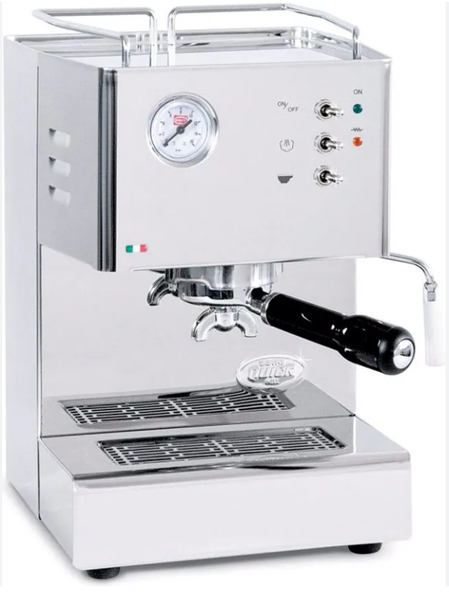 Eine silberne Kaffeemaschine mit einem schwarzen Griff und einem Messgerät darauf.