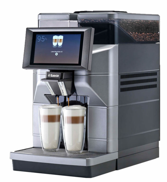 Eine Kaffeemaschine mit zwei Tassen Kaffee darauf