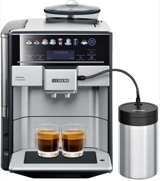 Eine Siemens-Kaffeemaschine mit zwei Tassen Kaffee darauf