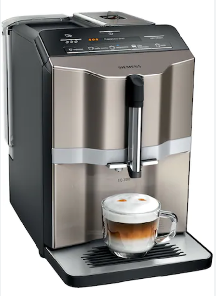 Eine Kaffeemaschine aus Edelstahl mit einer Tasse Kaffee darauf