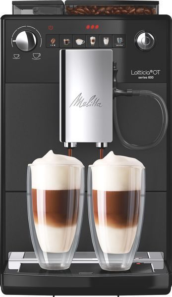 Eine Kaffeemaschine mit zwei Gläsern Cappuccino darauf.