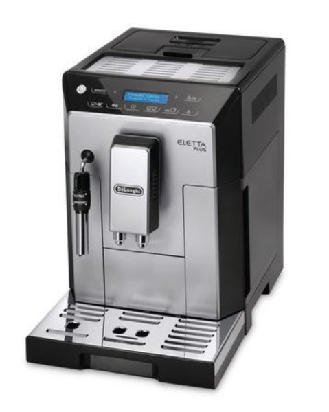 Eine Delonghi-Kaffeemaschine steht auf einer weissen Oberfläche