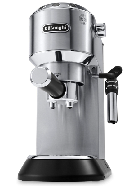 Auf einer weissen Fläche steht eine Delonghi-Espressomaschine.
