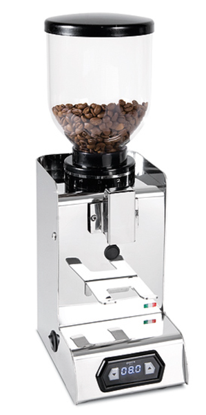 Eine Kaffeemühle aus Edelstahl wird mit Kaffeebohnen gefüllt.