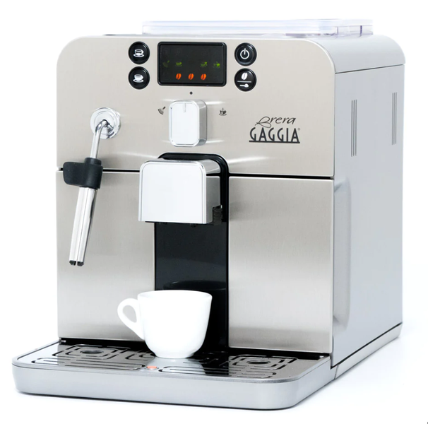 Eine Gaggia-Kaffeemaschine aus Edelstahl mit einer Tasse Kaffee