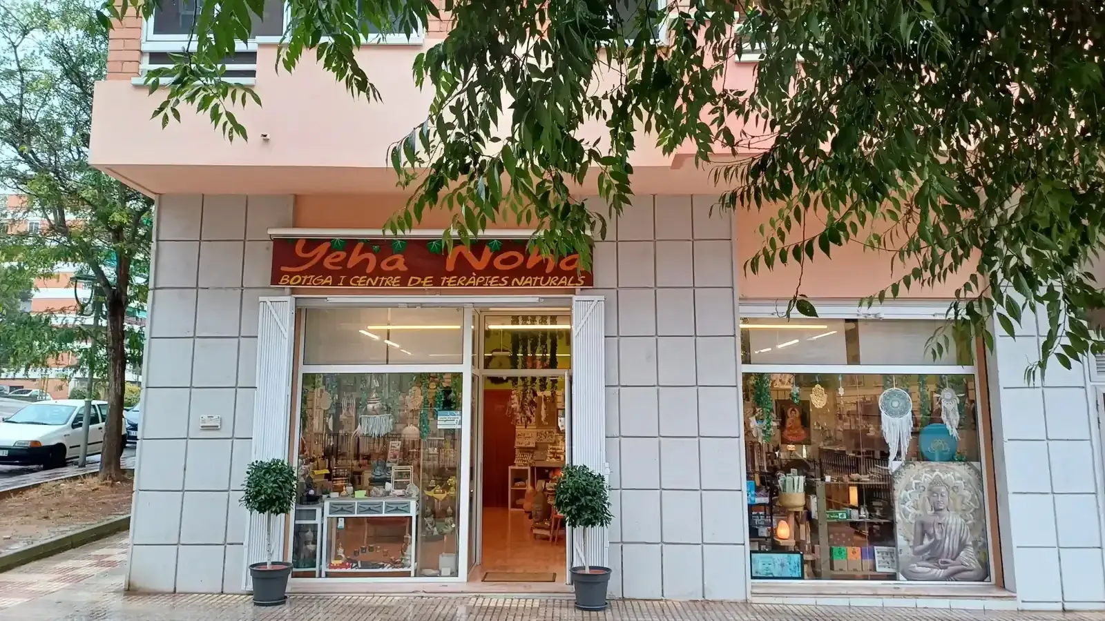 Una tienda con un cartel que dice 