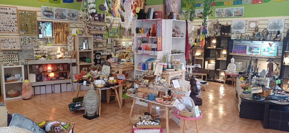 Exhibición de mesa con diversos jabones, varillas para purificar el aire y porta incienso.