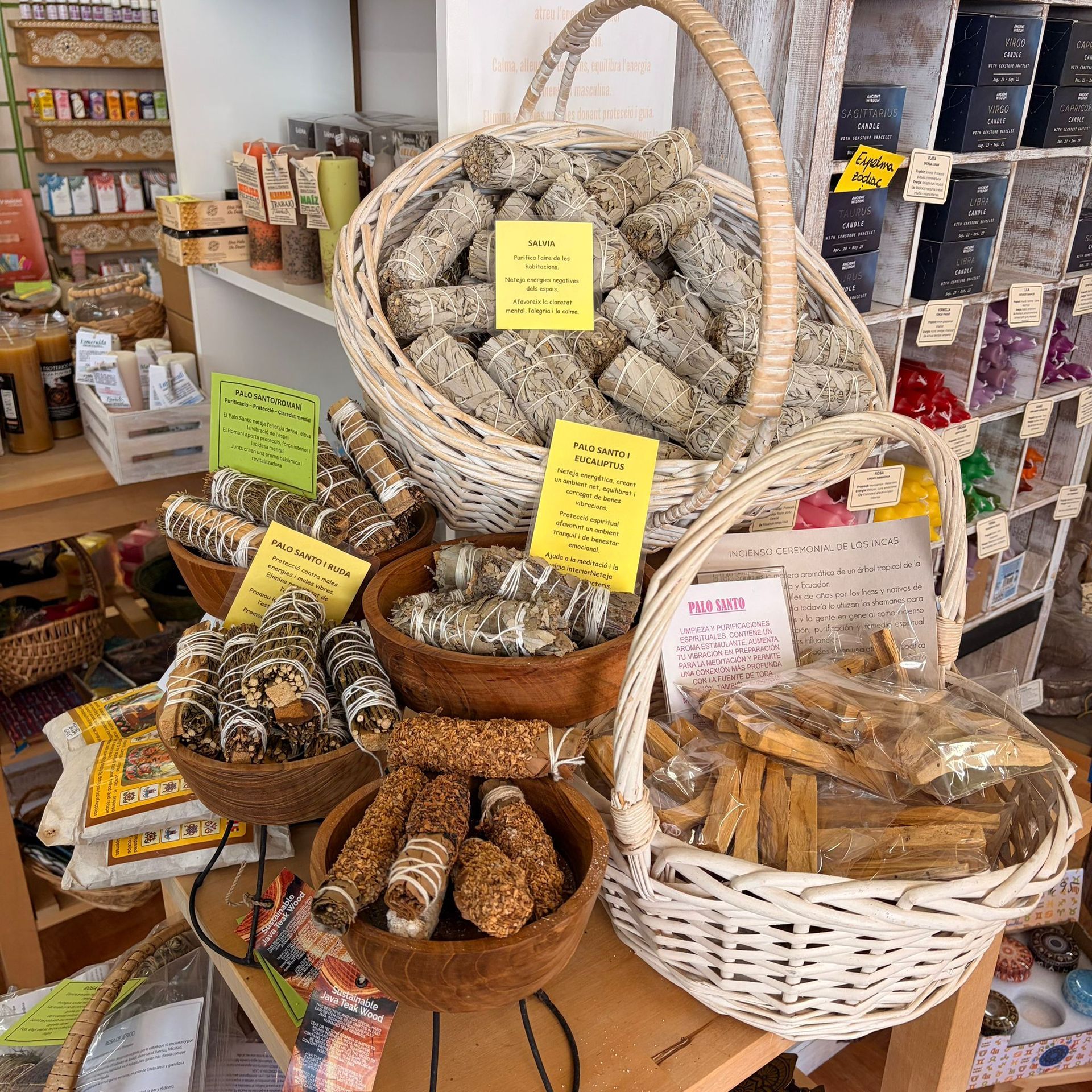 Cestas de hierbas e incienso a la venta en una tienda. Las cestas vienen en diversas formas y tamaños.