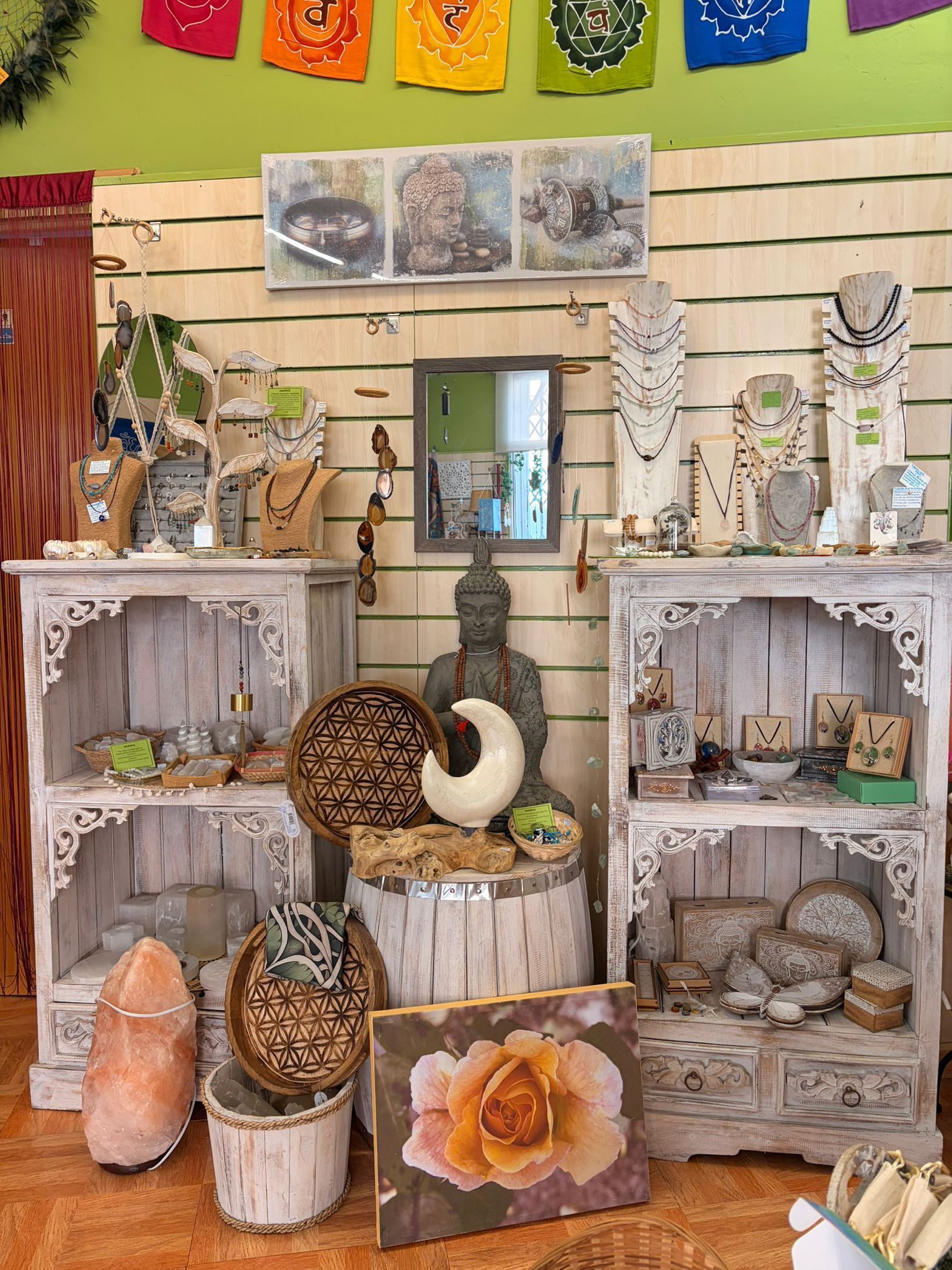 Interior de una tienda llena de estantes con artículos, lámparas y expositores.