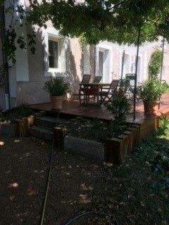Terrasse ombragée avec table et chaises