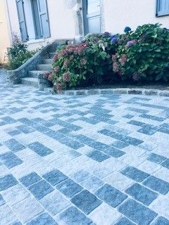 Allée en pavés, escalier en pierre et massif d'hortensias