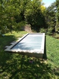 Piscine sur terrain arboré