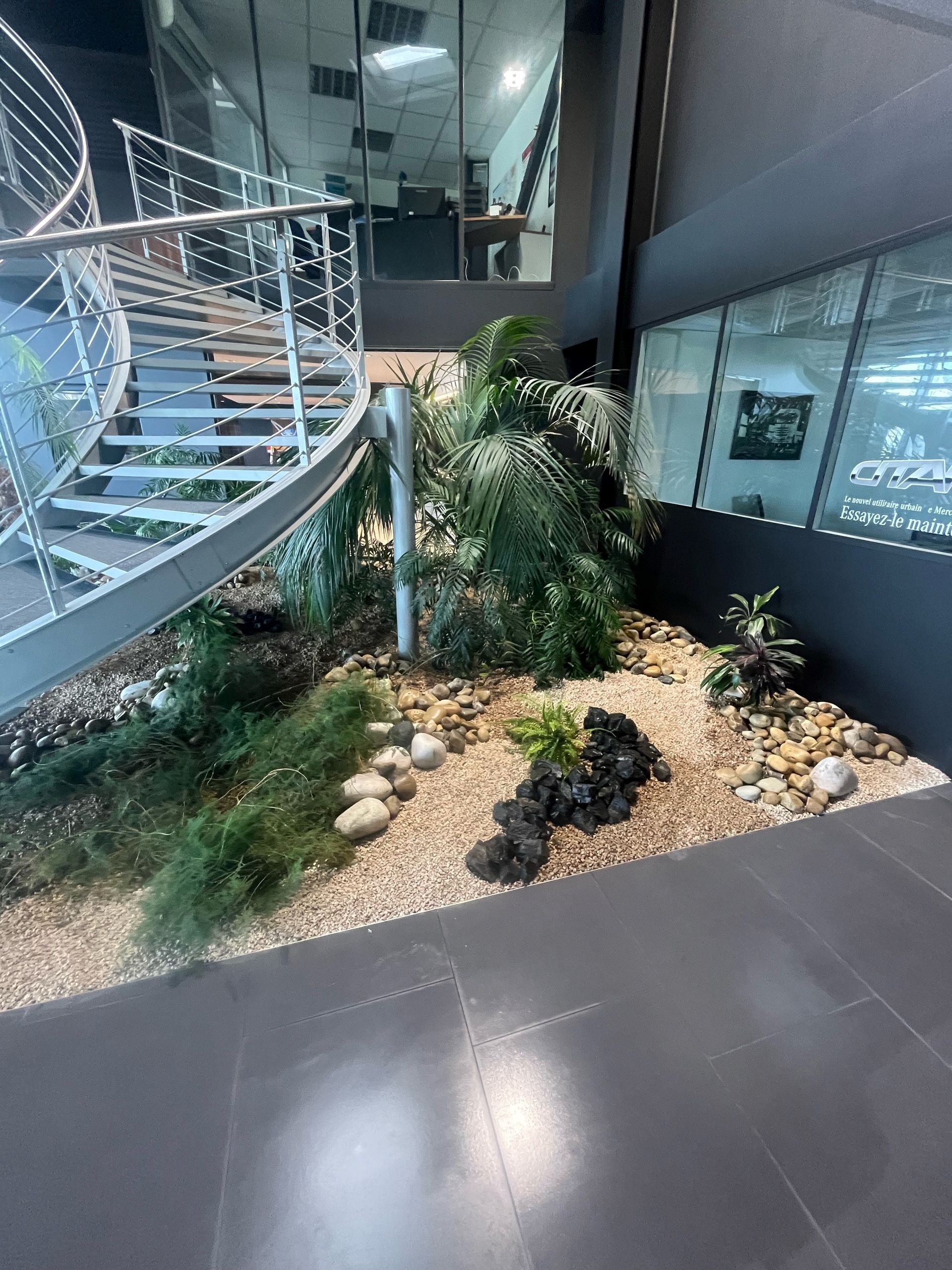 Escalier en métal avec massif