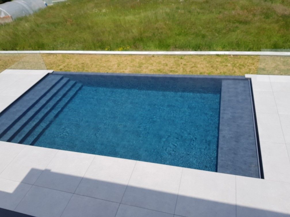 Piscine rectangulaire avec escaliers
