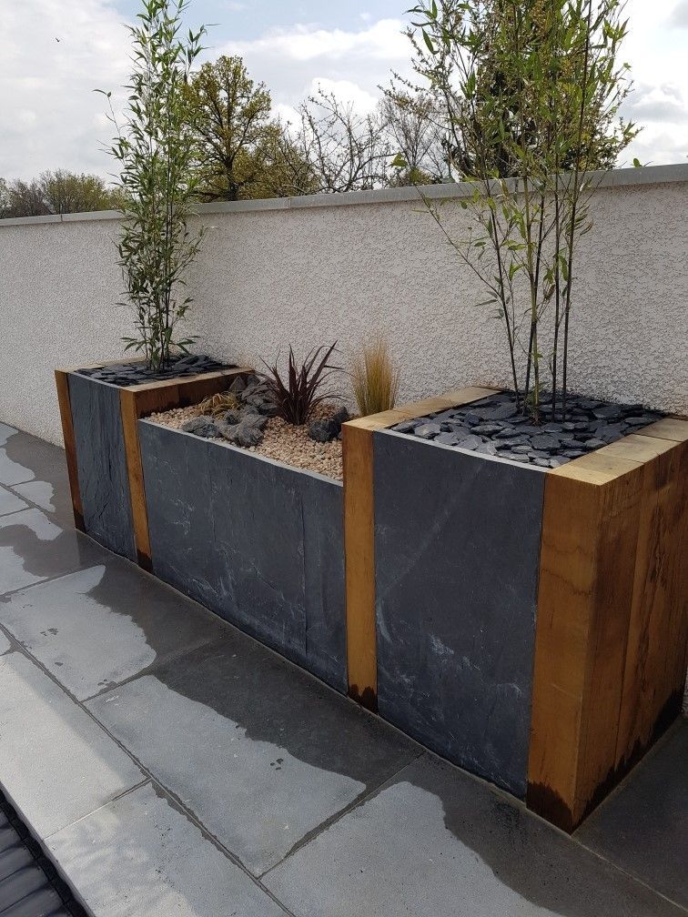 Jardinières avec plantes