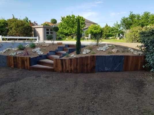 Aménagement de massifs avec plantes et galets