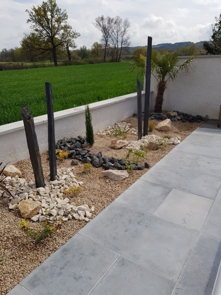 Allée en carrelage avec aménagement d'un massif