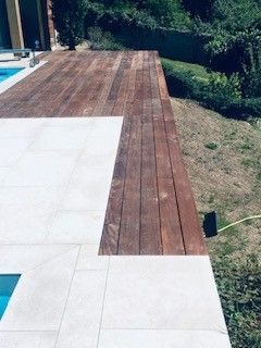 Terrasse à côté d'une piscine