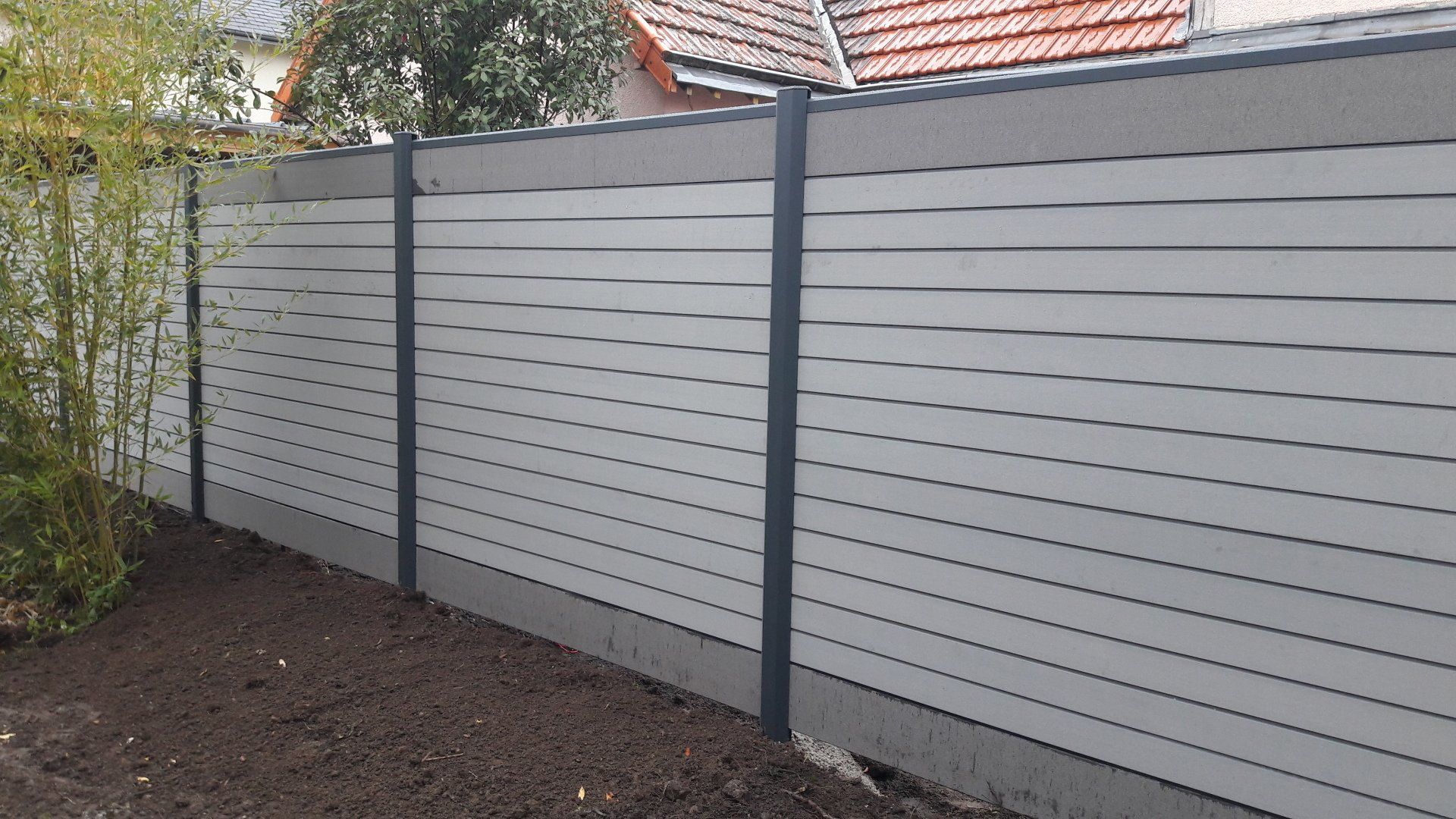 Clôture à lames grise