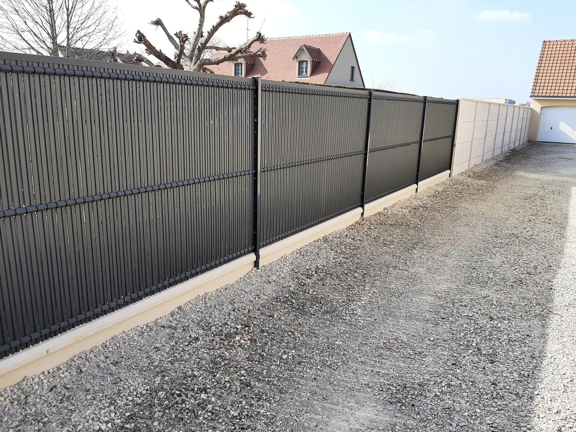 Clôture composite noire