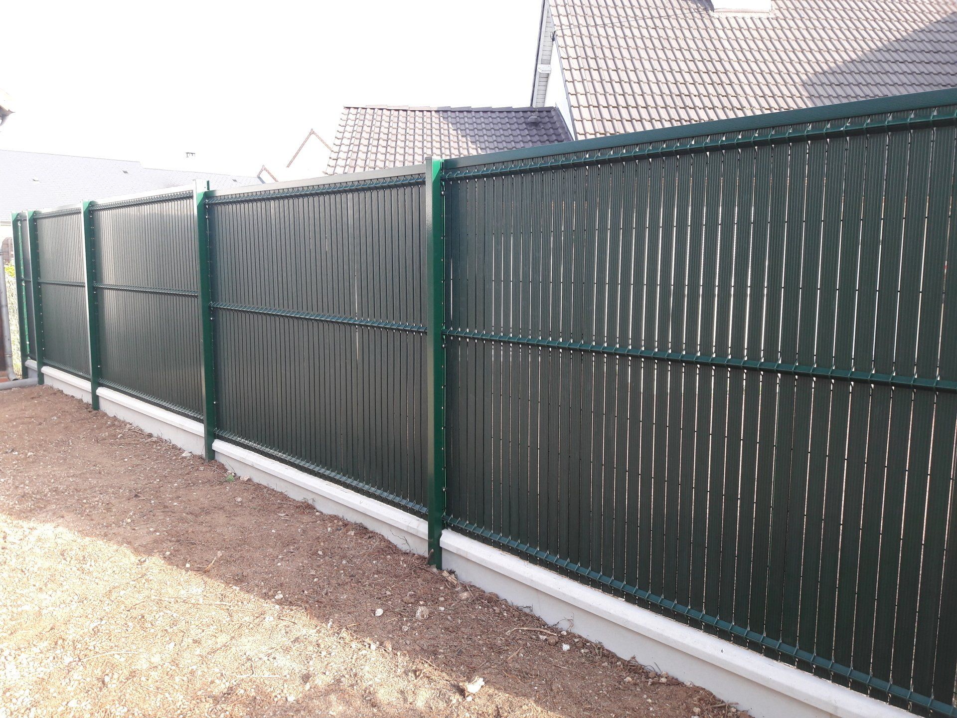 Clôture grise et verte