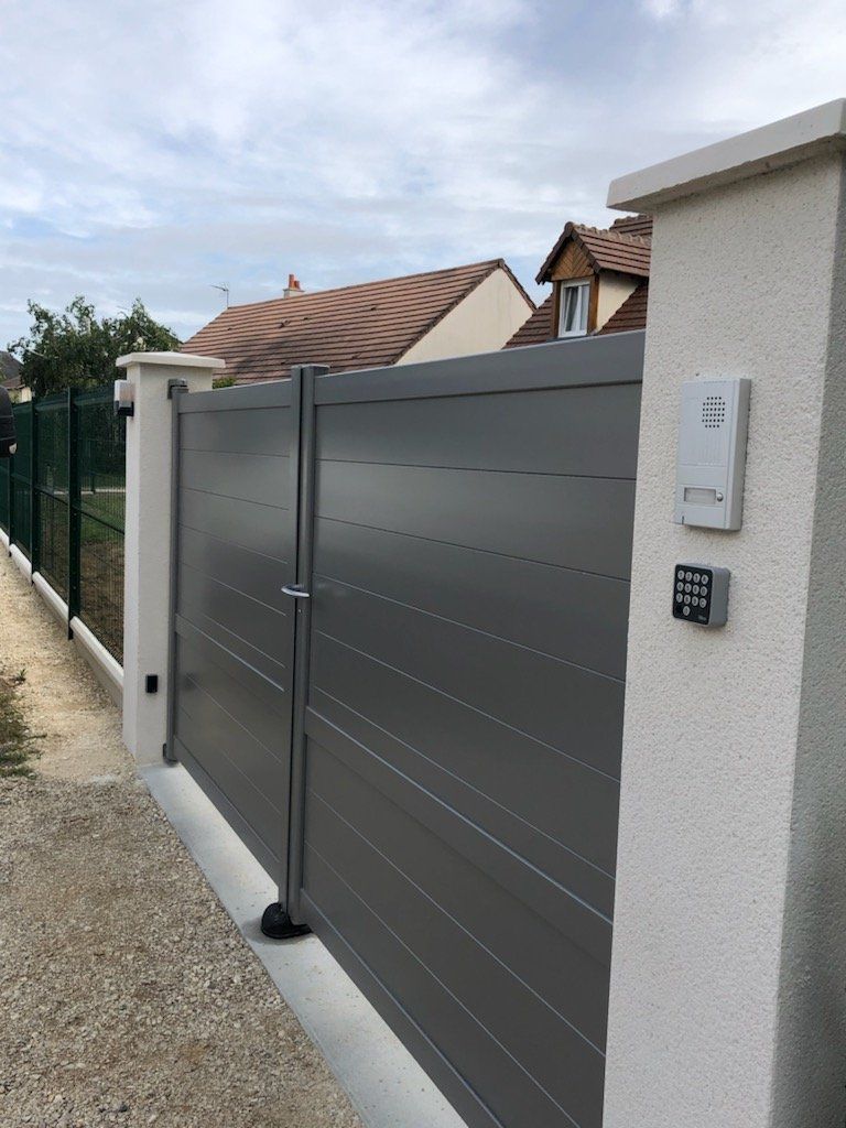 Portail battant en aluminium gris