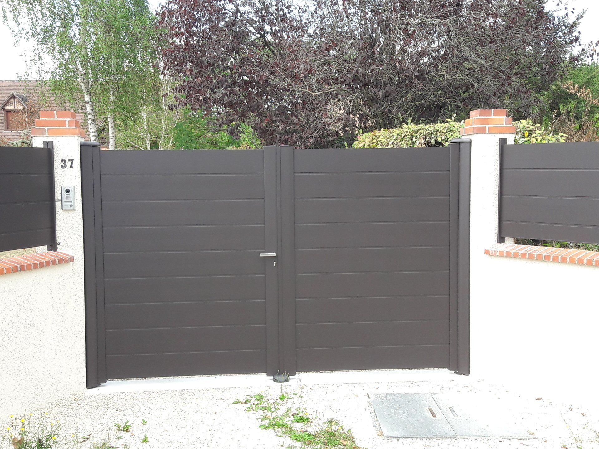 Portail à lames gris