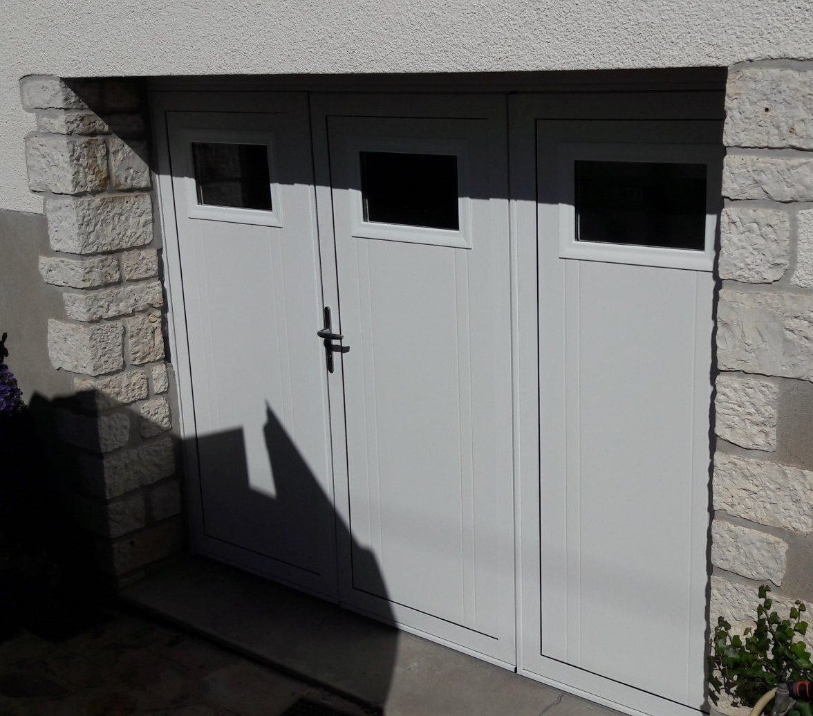 Porte de garage en PVC blanche