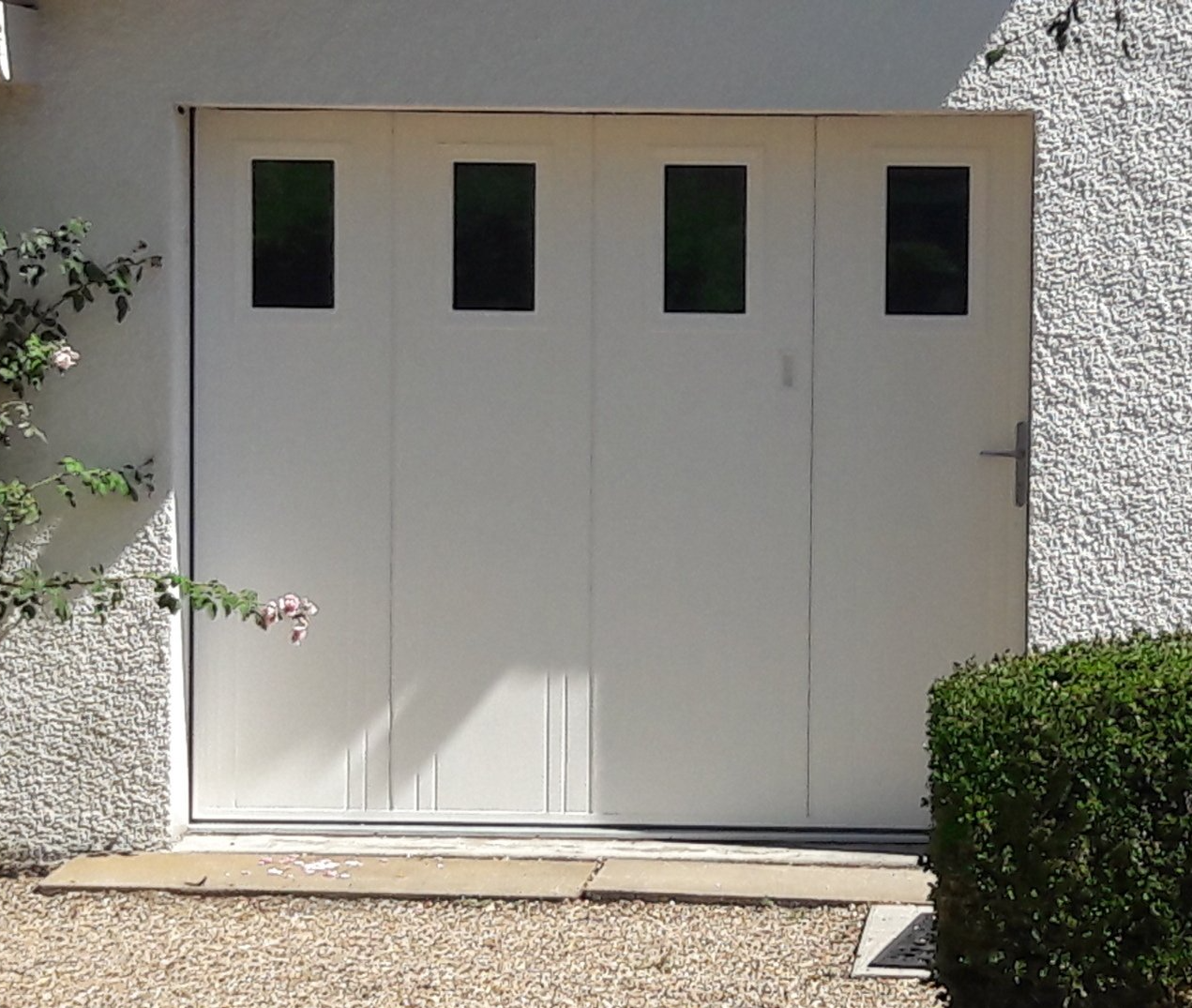 Porte de garage à fenêtres blanche