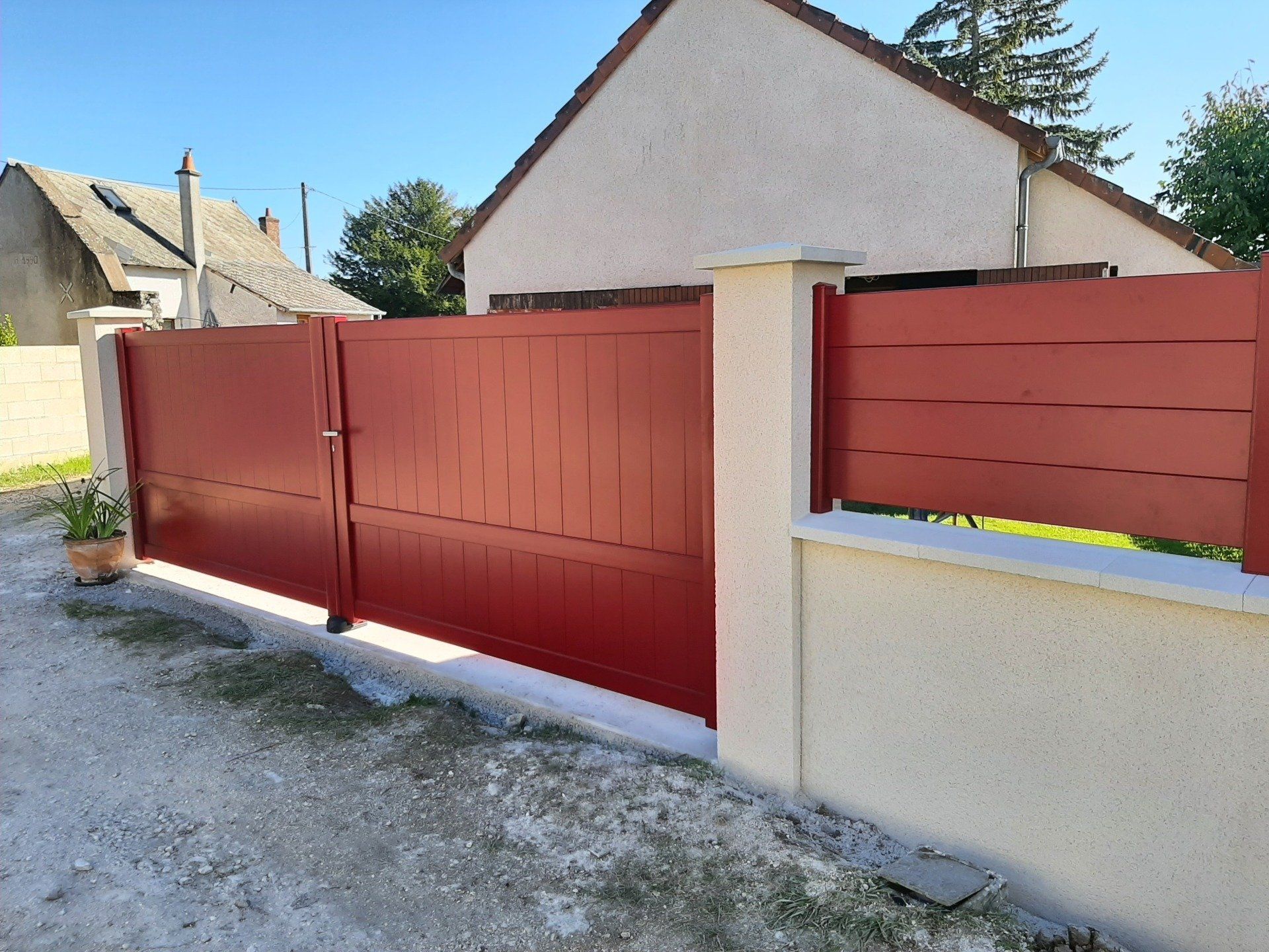 Portail et clôture rouges