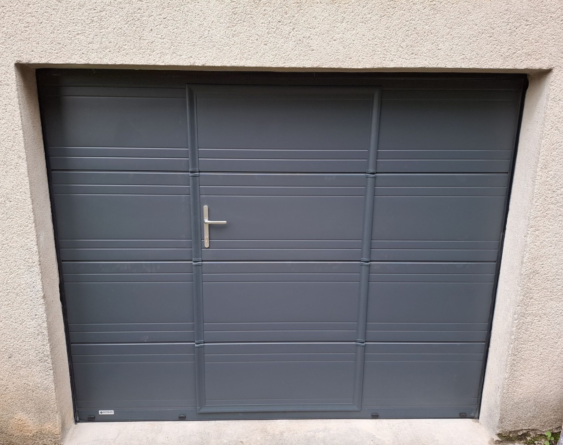 Porte de garage en métal grise