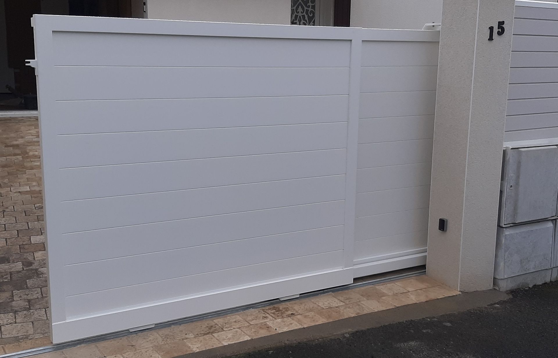 Portail coulissant blanc